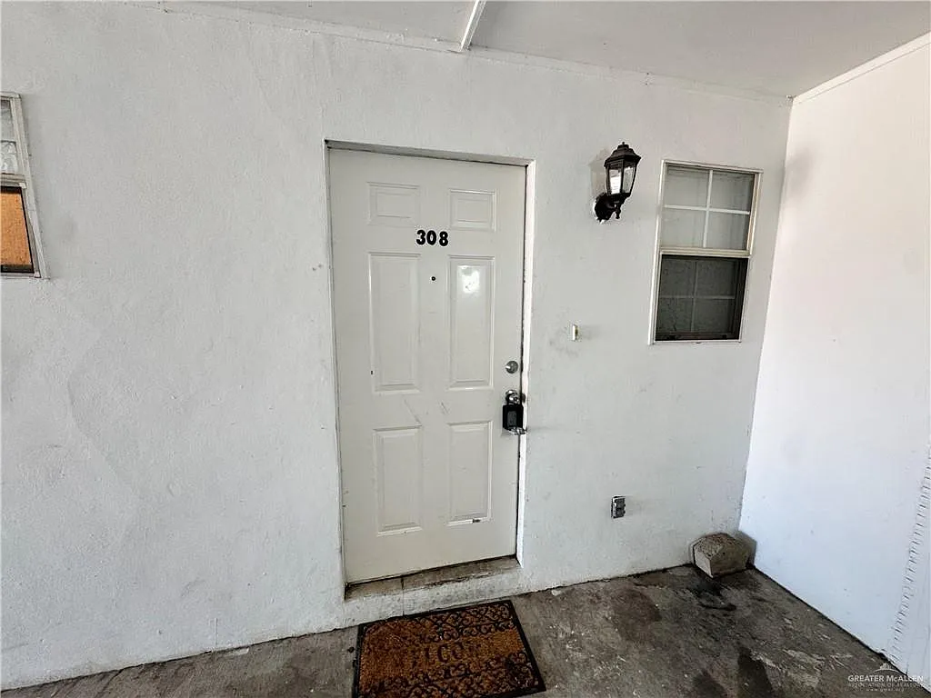 Building Photo - 1804 Oasis Ave #308