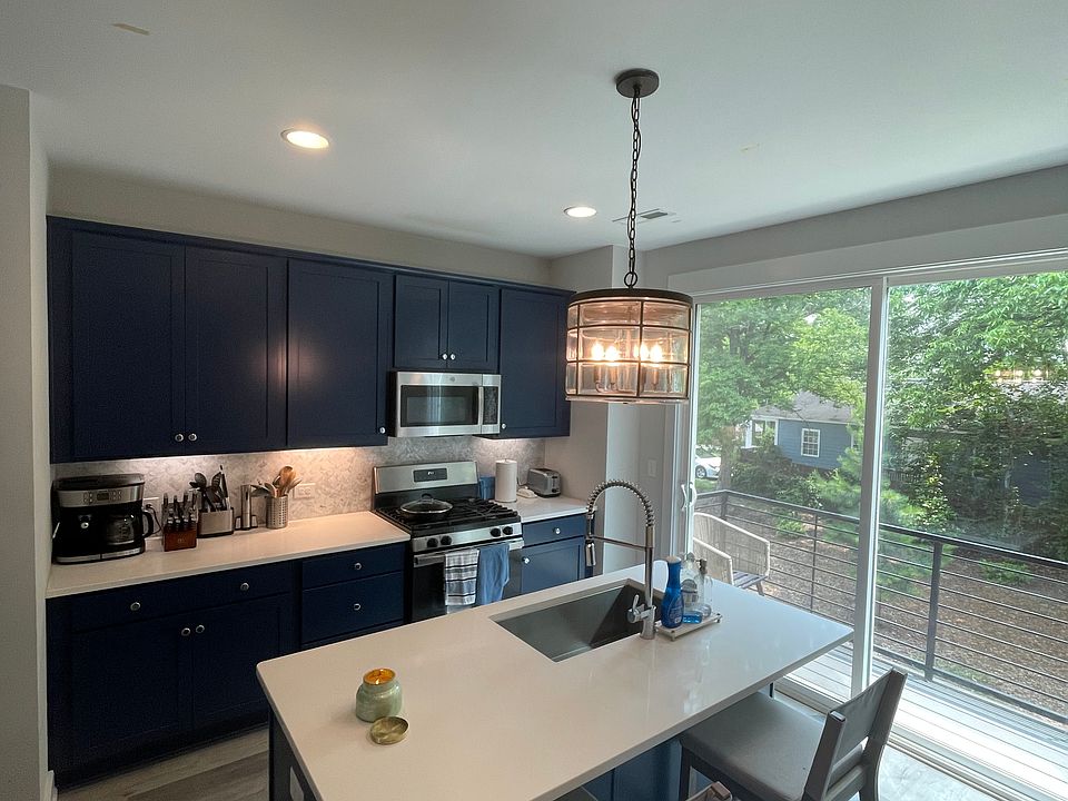 Kitchen

Gas cooktop. Sliding door access to balcony.