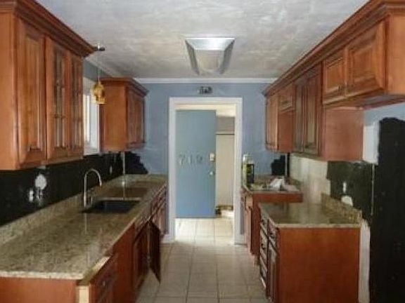 4th image of 712 Sunset Dr