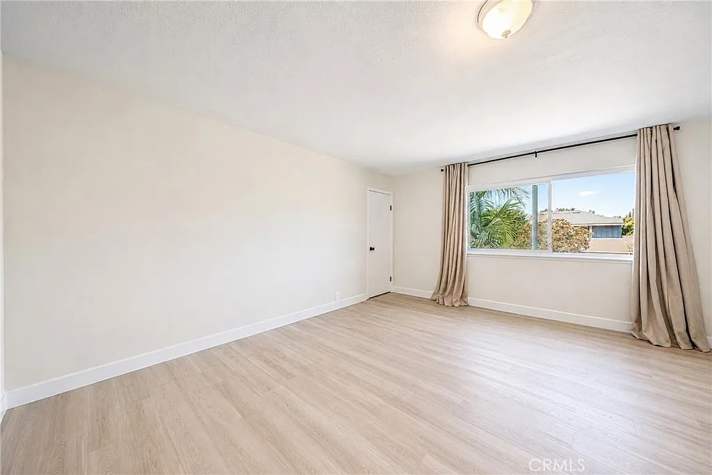 5 bed, 2370 sqft, $3,200 — Photo 4