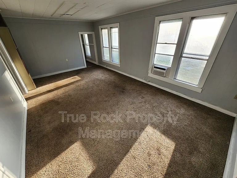 800 W 9th St — Photo 3
