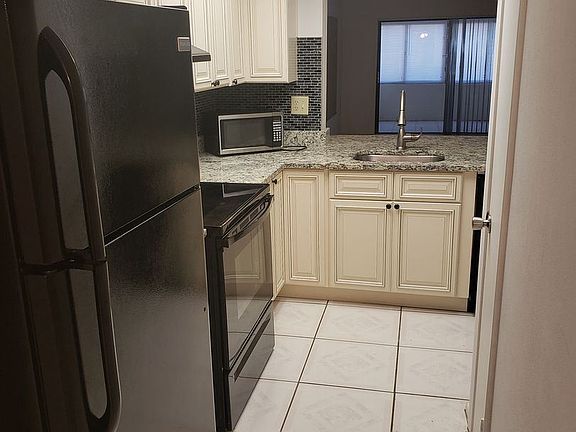 3rd image of 7842 Niagara Ave