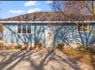 221 E Curtis St, Grant Park, IL