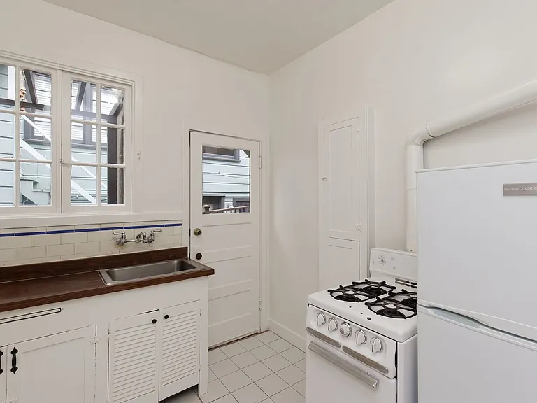 970 Vermont St — Photo 9