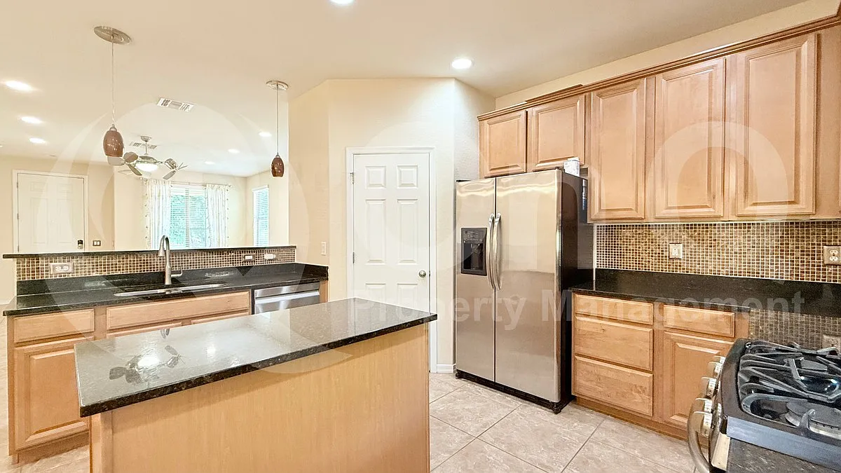 3 bed, 2.5 bath, 2110 sqft, $2,250 — Photo 4