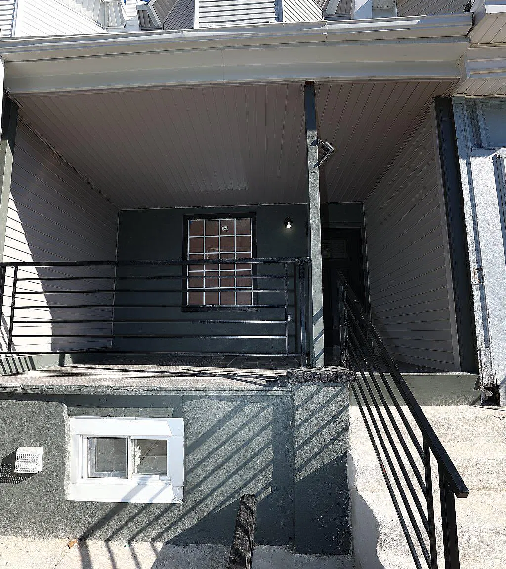 3 bed, 2.0 bath, 1046 sqft, $2,000 — Photo 2
