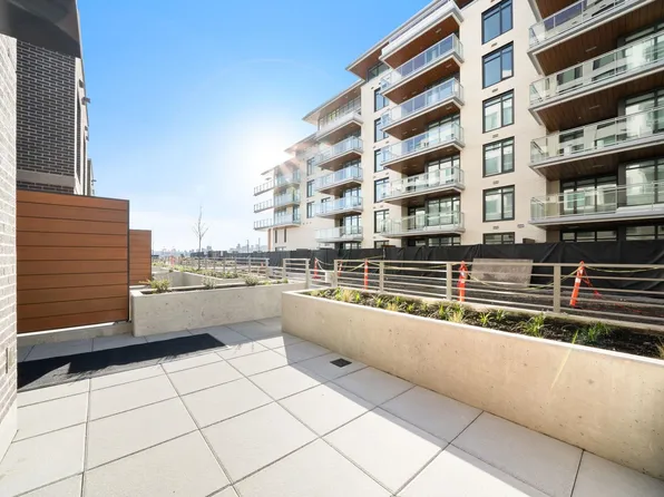 755 Harbourside Dr #117, North Vancouver, BC V7P 3R7