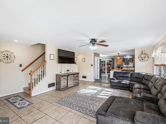 4th image of 7 Danielle Ln