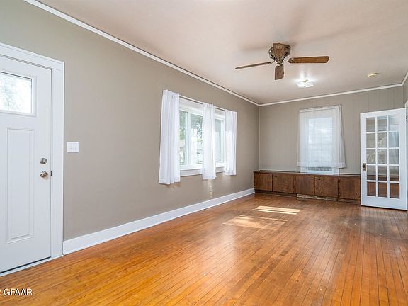 3rd image of 616 6th Ave S