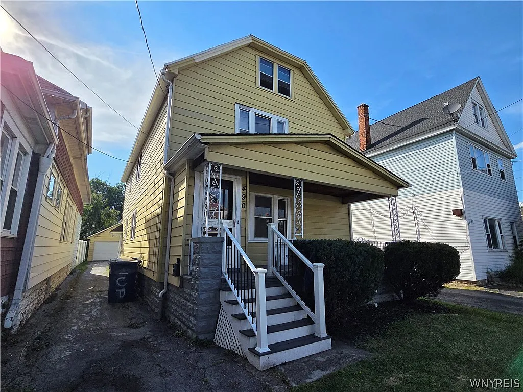 3 bed, 1.0 bath, 1912 sqft, $1,200 — Photo 1