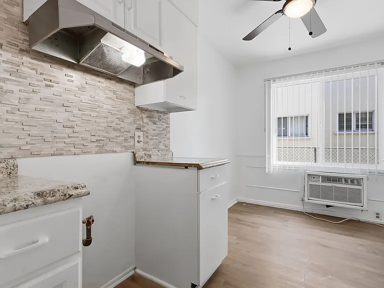 5642-5646 Laurel Canyon Blvd — Photo 11