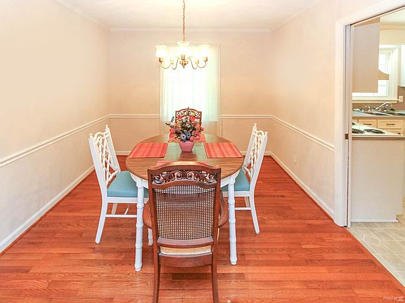 Formal dining room with crown molding and chair rail