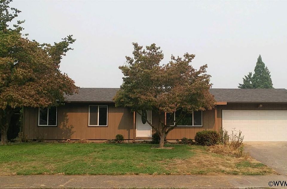 2nd image of 4705 Castle Dr NE