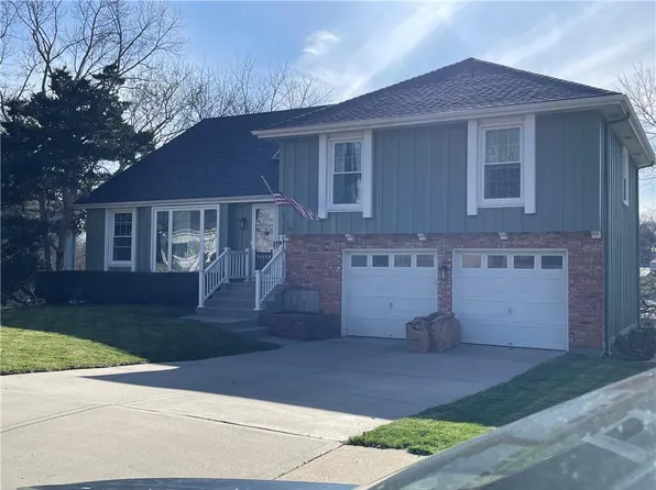 10004 Oakridge Dr, Overland Park, KS 66212