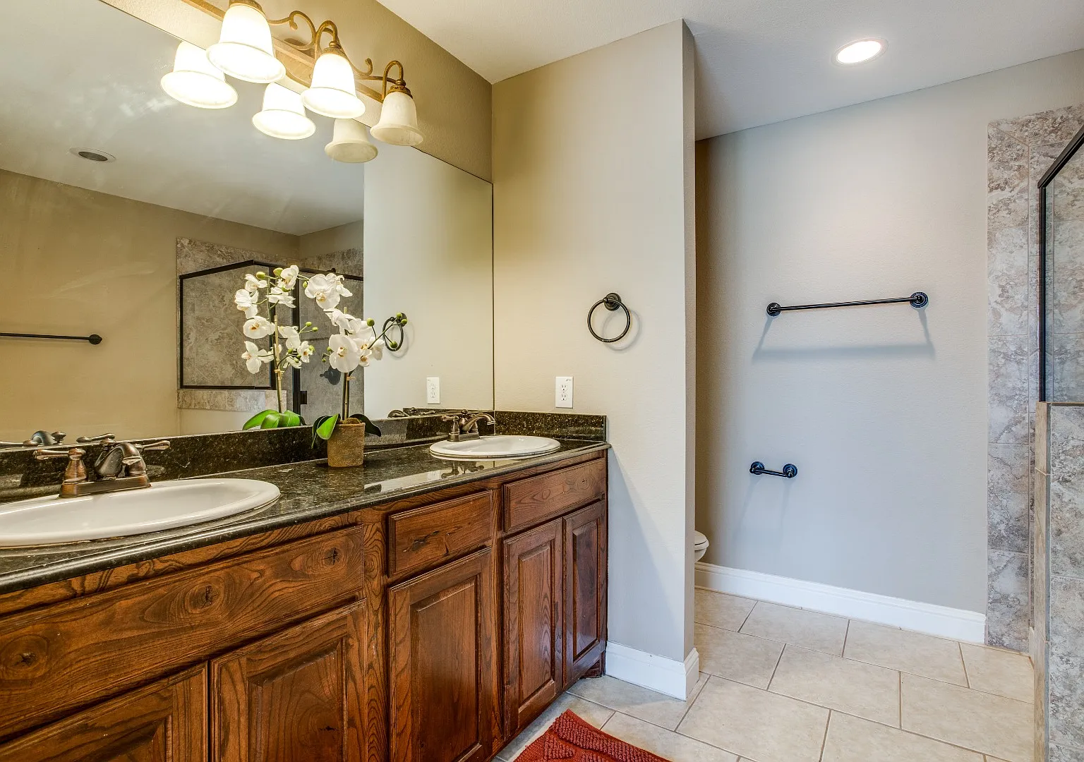 Bright Corner 3-Bed with Garage & In-Unit Laundry in Prime Dallas Location — Photo 4