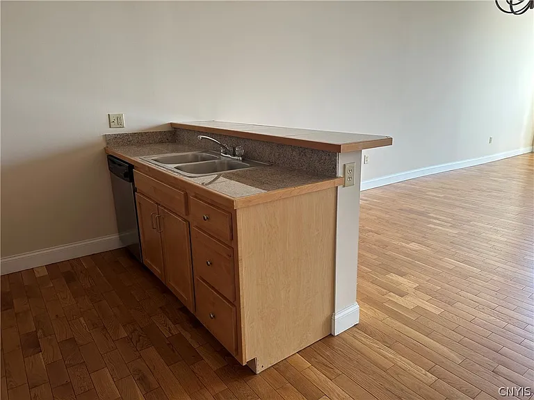 466 N Salina St #8 — Photo 5