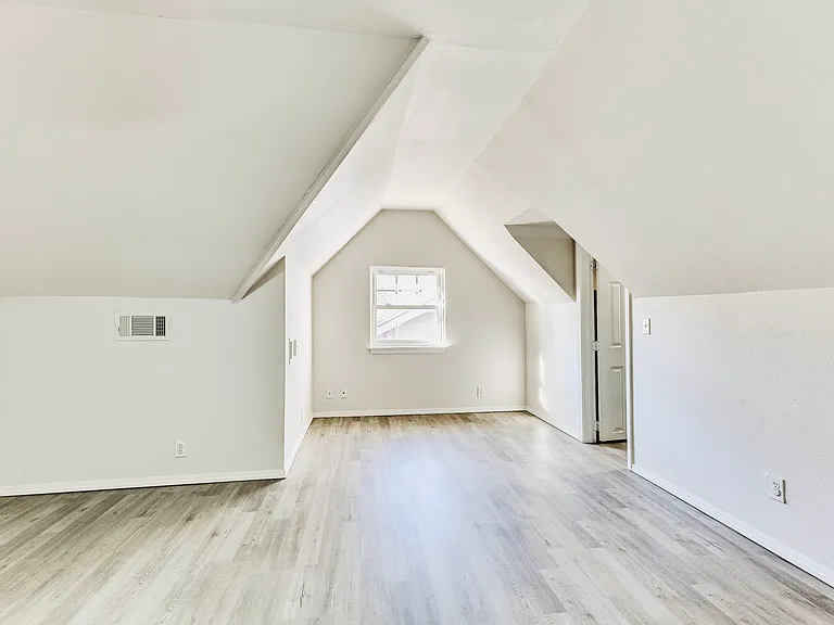 2240 E 17th Pl — Photo 19