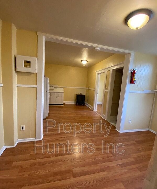 1st image of 947 Wellington Ave #4