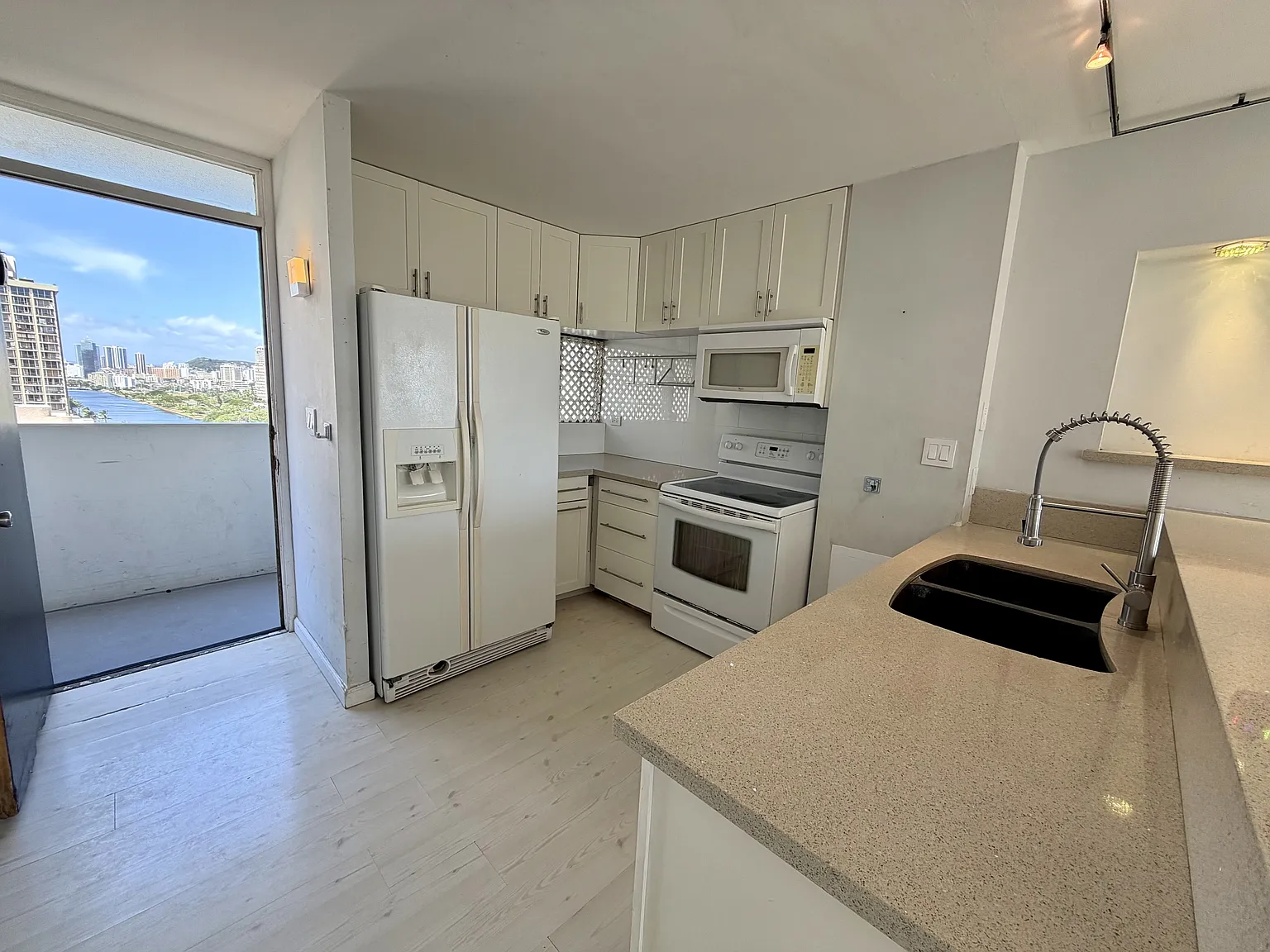 2421 Ala Wai Blvd — Photo 3