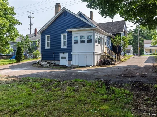 307 N Saginaw St, Holly, MI 48442