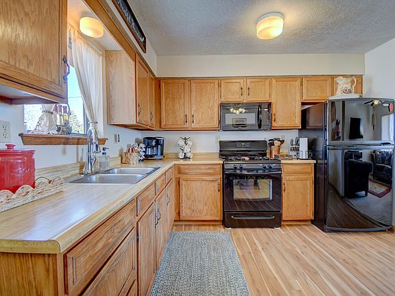 5th image of 415 Irene Ave