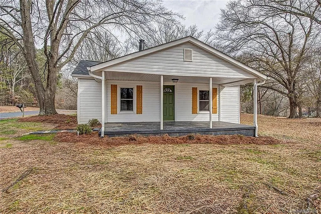 3 bed, 1.5 bath, 1207 sqft, $1,273 — Photo 1