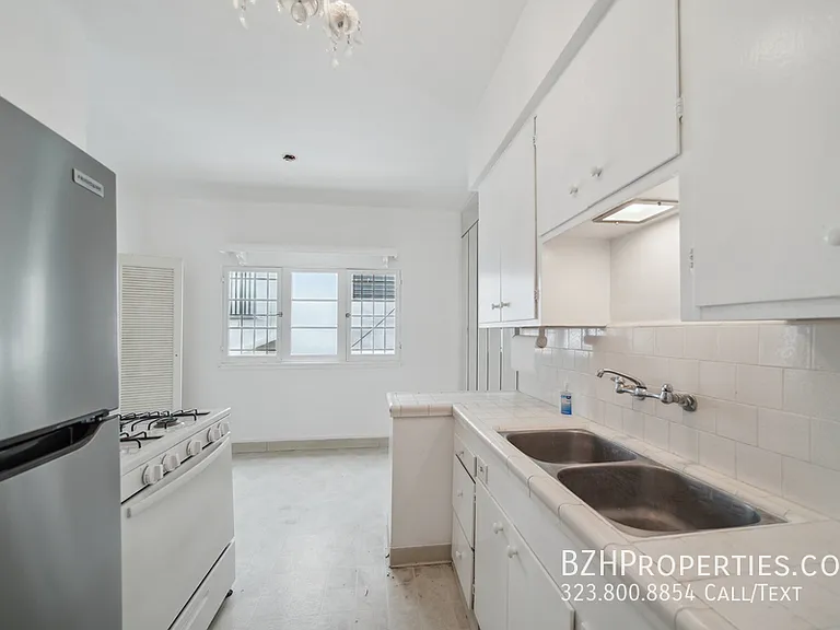 140 S Elm Dr #1 — Photo 5