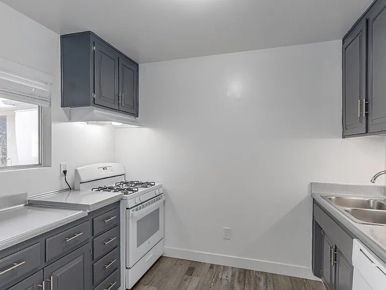 Ivanhoe Village Apartments — Photo 4