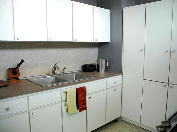 Kitchen w Washer & Dryer