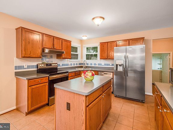 5th image of 8 Whitestone Dr
