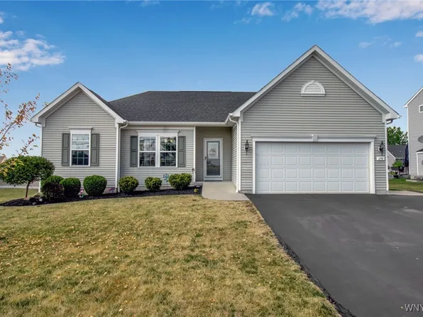 690 Pleasant View Dr, Lancaster, NY 14086