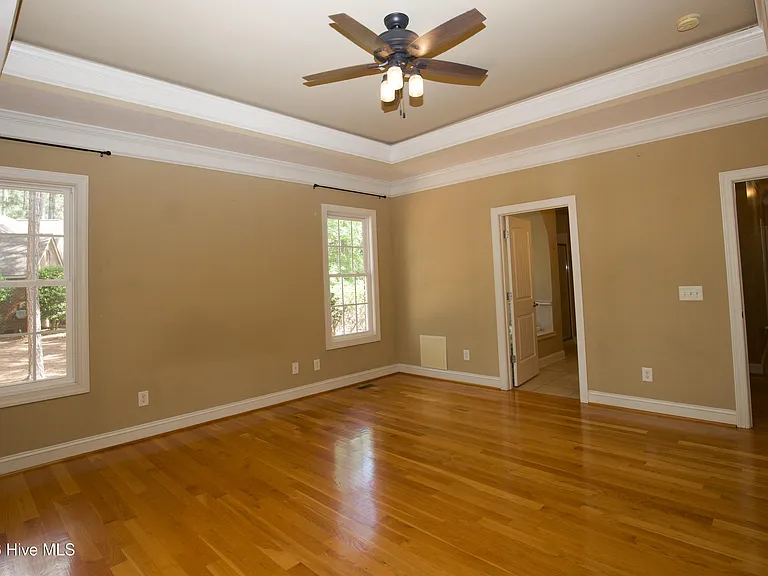 16 Montrose Ct — Photo 32