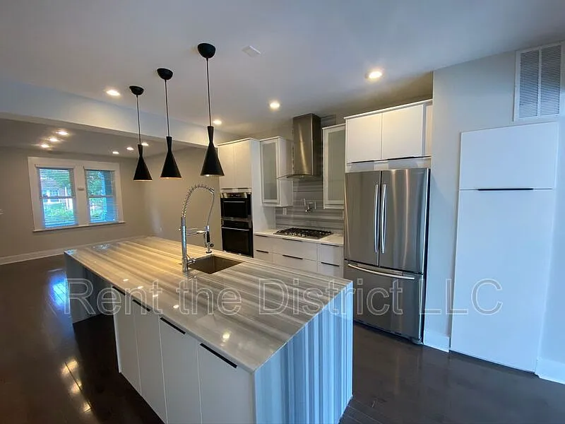 4 bed, 3.5 bath, 2088 sqft, $3,600 — Photo 3