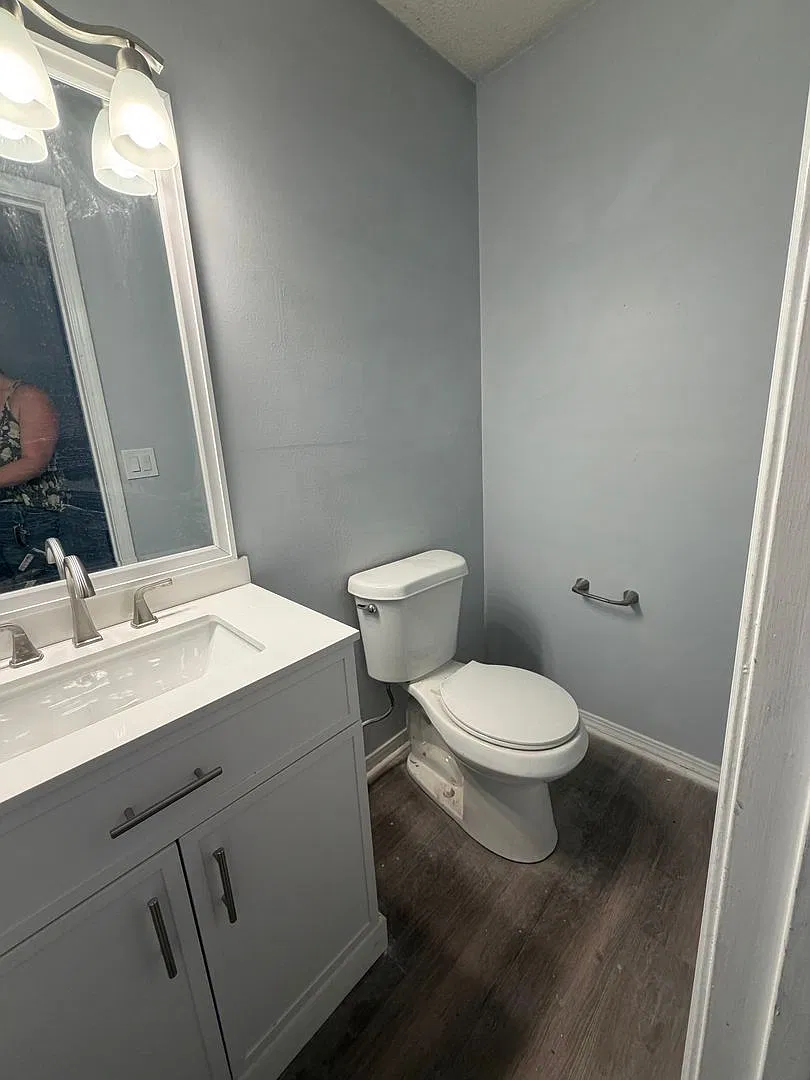 Move In Special!! Newly Renovated 2 Bed 1.5 Bath Townhome — Photo 2