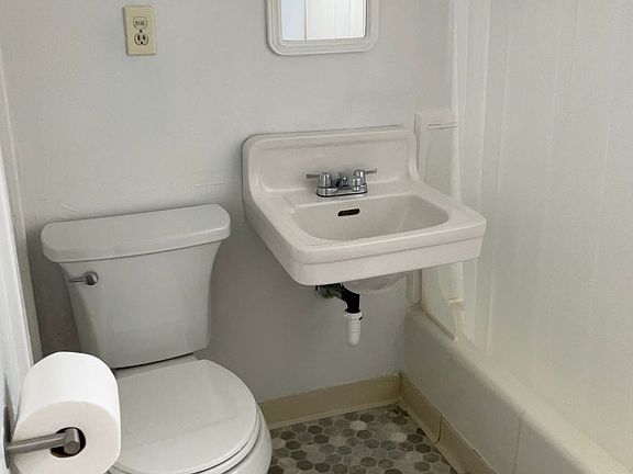 5th image of 729 W Montgomery Ave #2