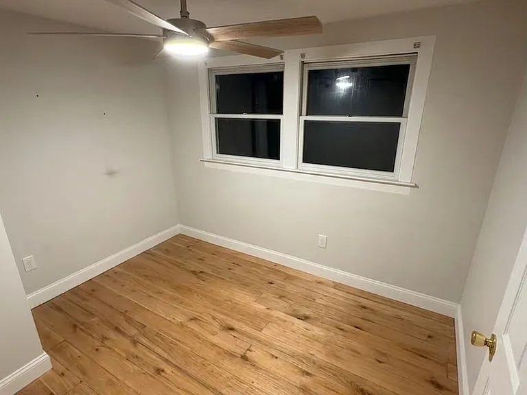 8.5' x 10' bedroom