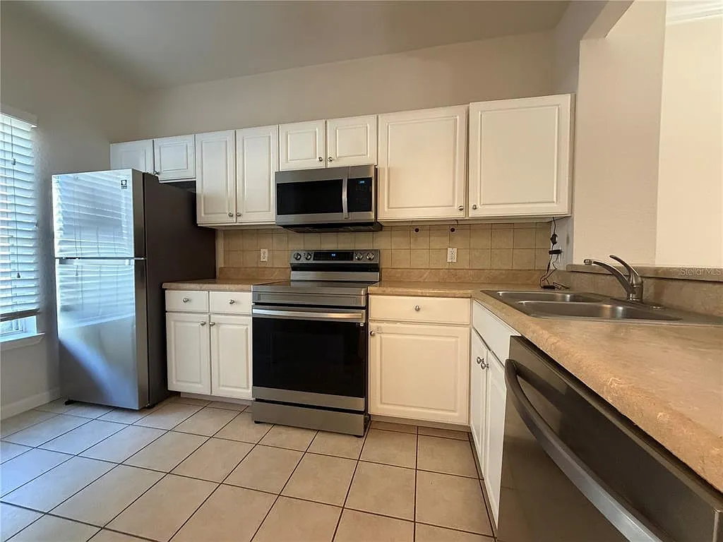 2 bed, 2.5 bath, 1275 sqft, $1,550 — Photo 3