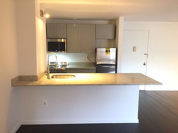 5th image of 829 Greenwood Ave APT 3T
