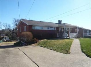 102 Woodridge Dr, Carnegie, PA 15106
