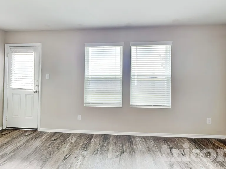 1876 Heather Glen Dr — Photo 2