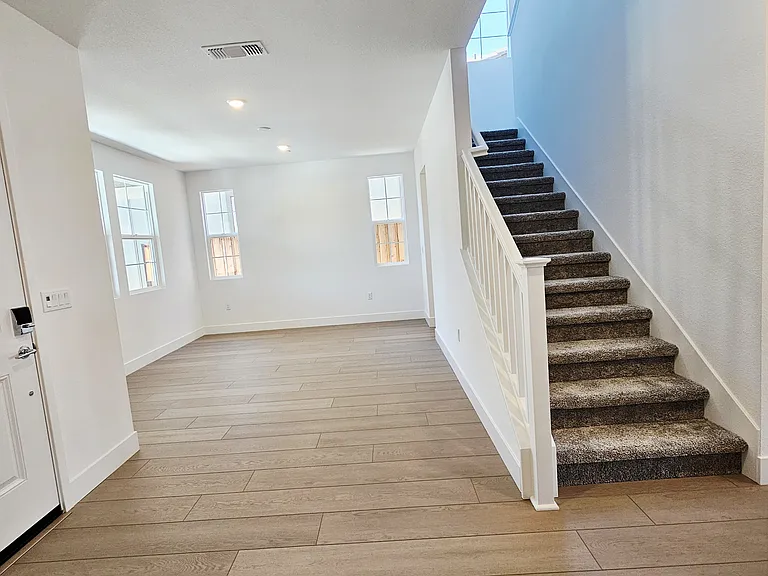 Front door/Livingroom
