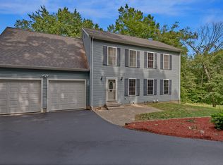 28 Ferry View Dr, Gales Ferry, CT 06335