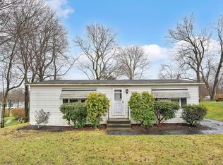 17 Phoenix Rd, Colchester, CT 06415
