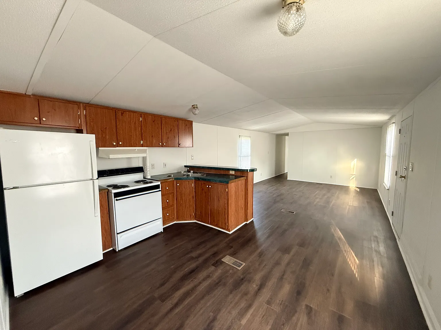 3 bed, $1,400 — Photo 4