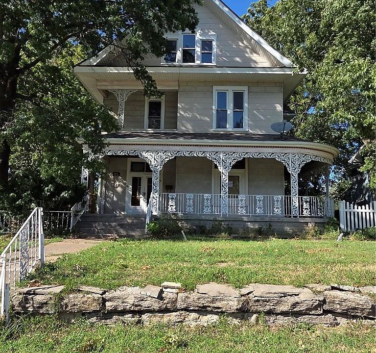 1st image of 902 W Maple Ave