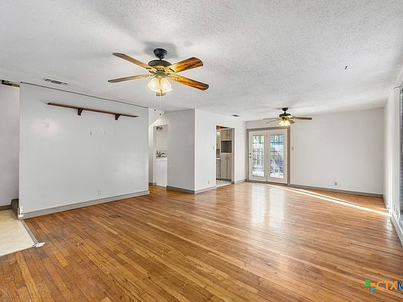 4th image of 28 Hickory Dr
