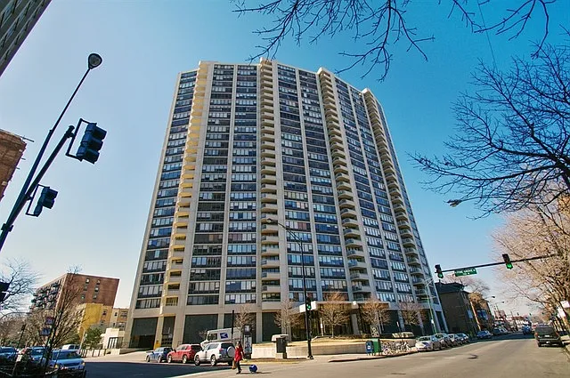 3930 N Pine Grove Ave APT 309 photo 1