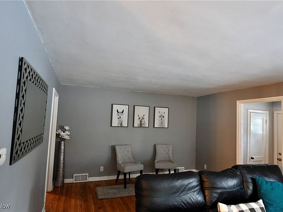 5th image of 215 Elmdale Ave