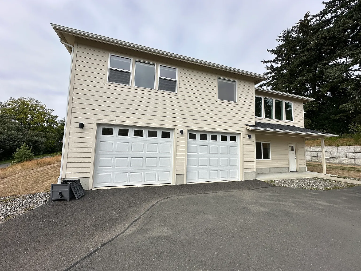 3 bed, 2.5 bath, 2360 sqft, $2,400 — Photo 1