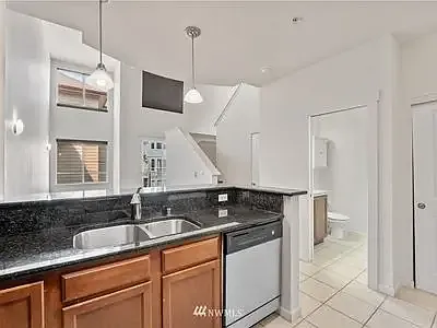 1 bed, 1.5 bath, 805 sqft, $1,800 — Photo 1